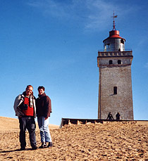 Maike & Malte vor dem Leuchtturm Rubjerg Knude